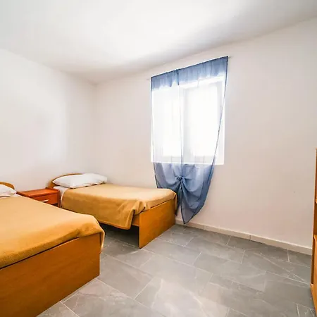 Holiday home 4 Bedroom Front In Pupnat